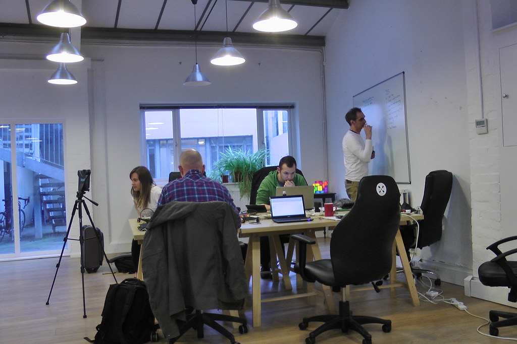 Csapat dolgozik egy coworking irodában