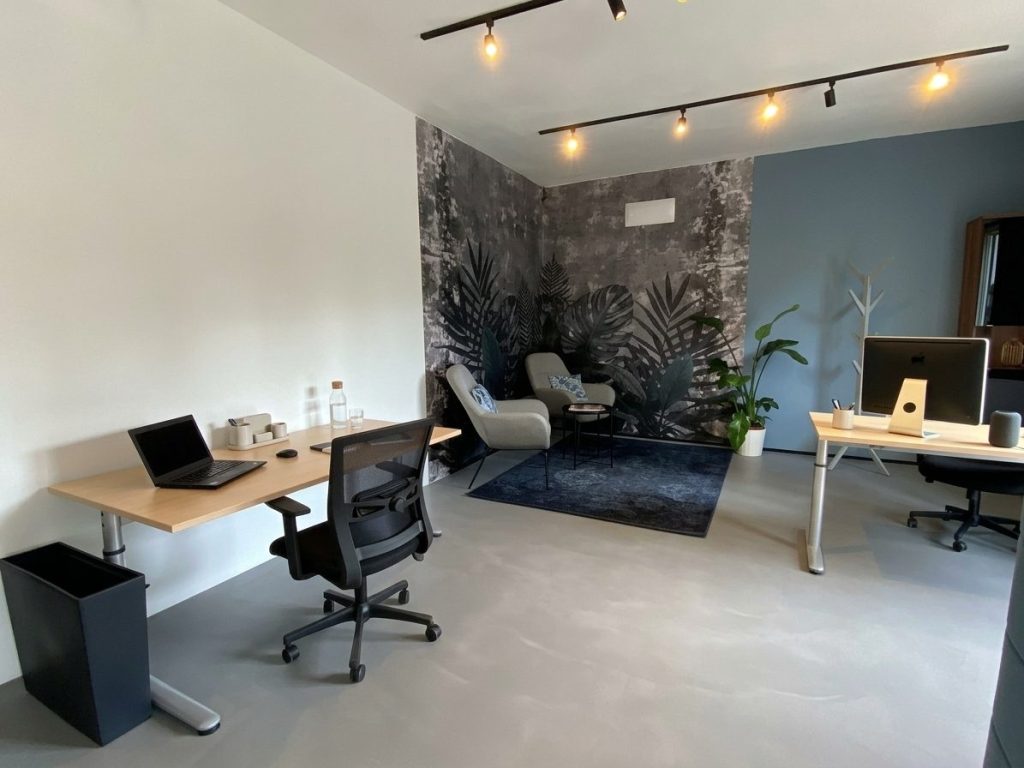 Az F49 coworking iroda nagy tere állítható asztalokkal és fotelsarokkal, Budaörs
