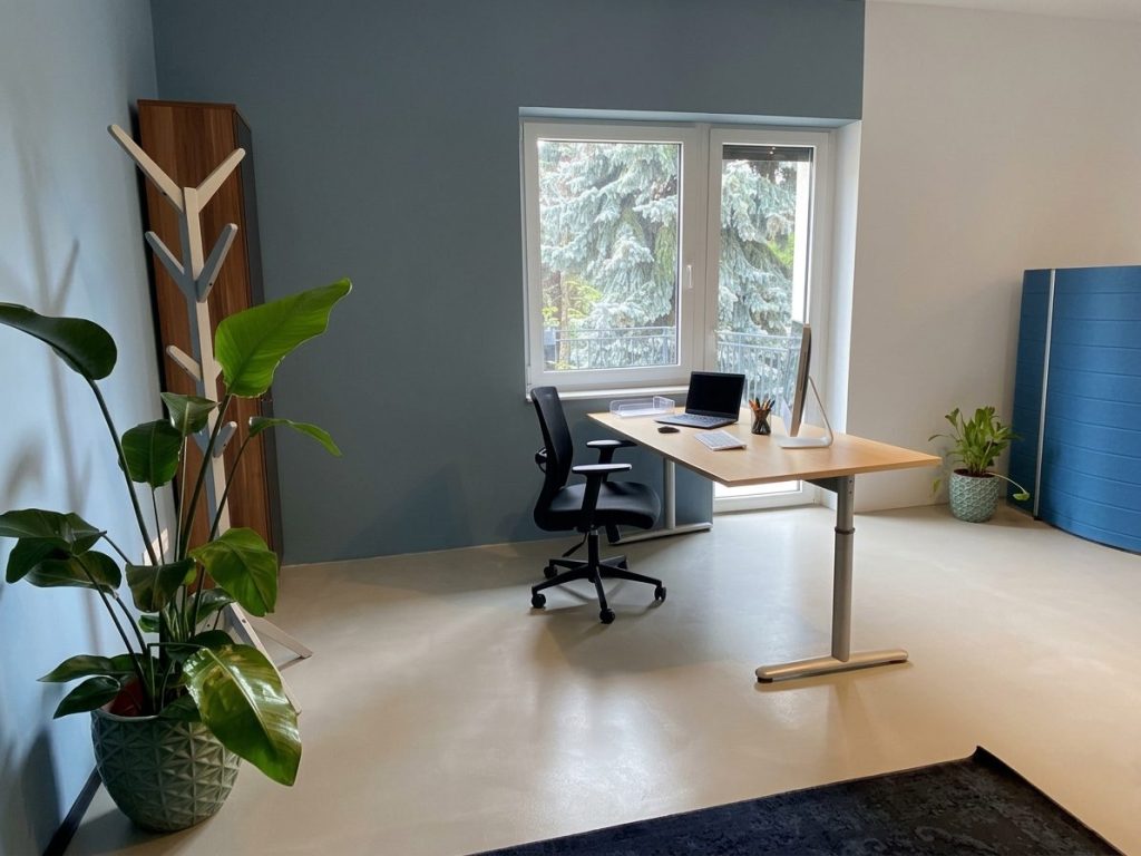 Állítható magasságú munkaállomás ergonomikus székkel az F49 coworking irodában