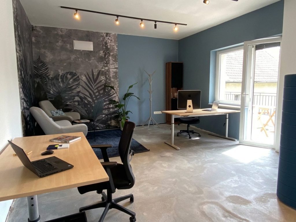 Coworking munkaállomások teraszajtóval az F49 közösségi irodában, Budaörsön