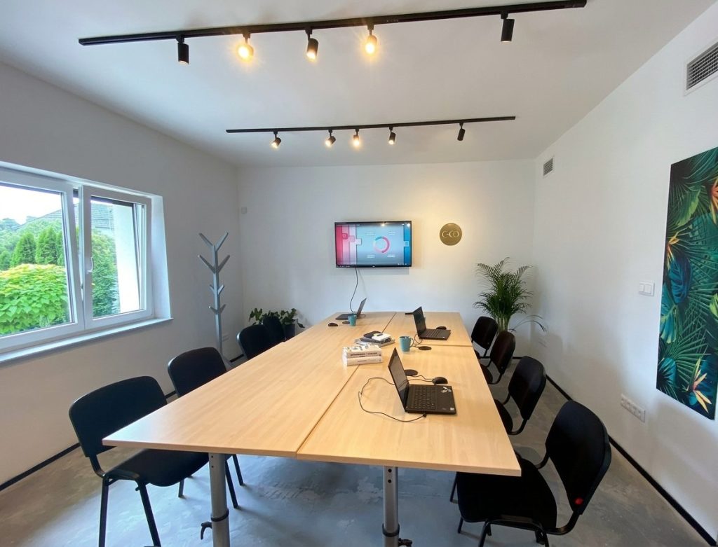 Hosszú tárgyalóasztal csapatnaphoz és workshophoz az F49 nagy terében, Budaörs