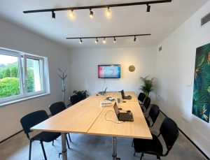 Hosszú tárgyalóasztal csapatnaphoz és workshophoz az F49 nagy terében, Budaörs